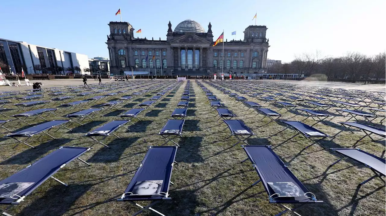 400 Feldbetten vor dem Reichstag in Berlin: Initiative fordert mehr Hilfe bei Corona-Langzeitfolgen