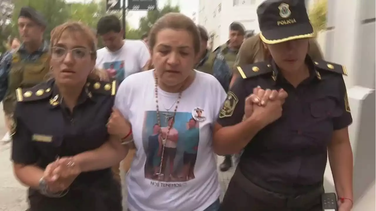 Dos mujeres policías escoltaron a Graciela Sosa el último día del juicio y no pudieron contener el llanto