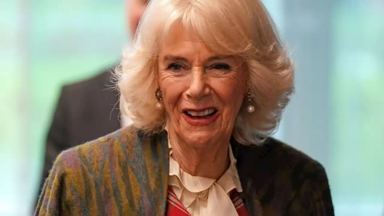 Camilla reaparece tras los ataques de Harry: sonriente, con abrigo escocés y recibida con un ramo de flores