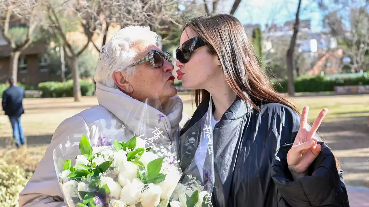 María Forqué, arropada por su abuela y amigas de su madre, inaugura un jardín en honor a Verónica Forqué