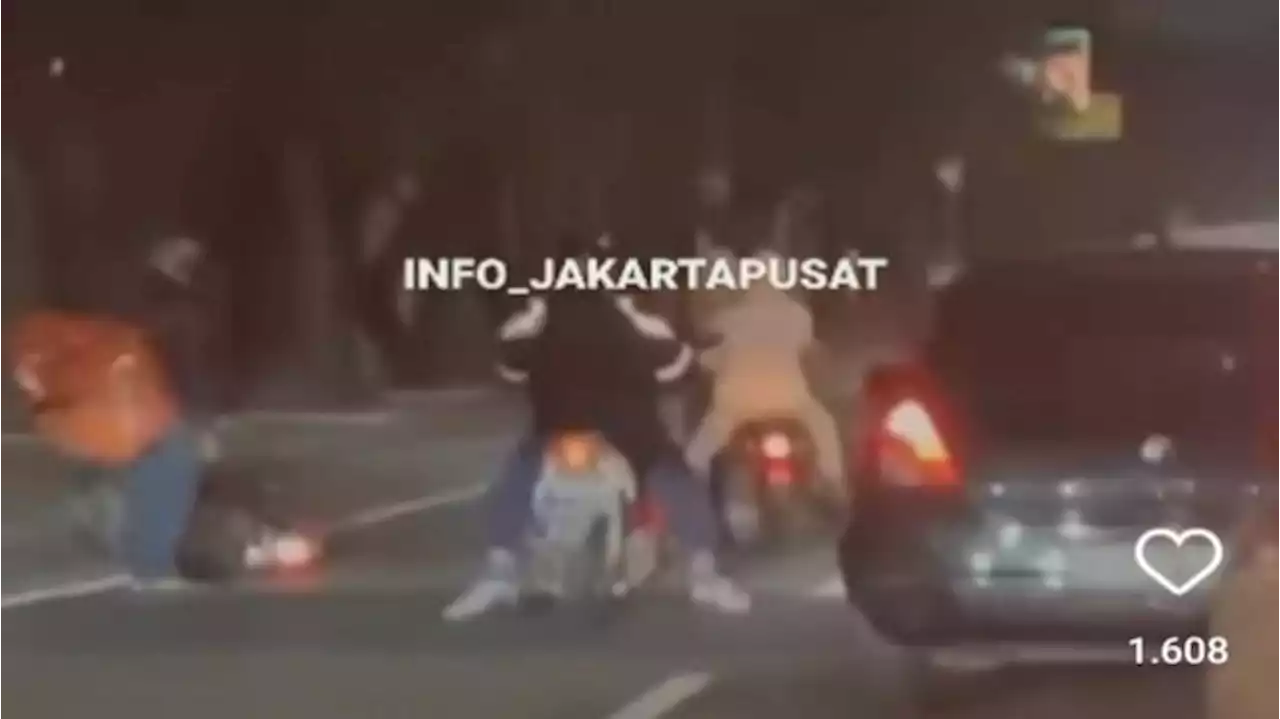 Viral! OTK Berbonceng Tiga Menyerang Pemotor di Kawasan Sunter Jakarta Utara