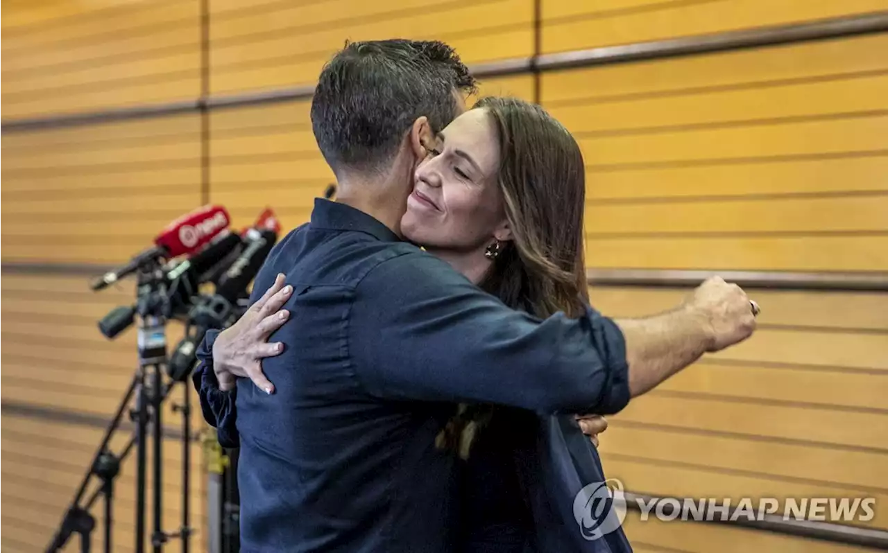 저신다 아던 뉴질랜드 총리, 사임 발표하며 '우리 결혼하자' | 연합뉴스