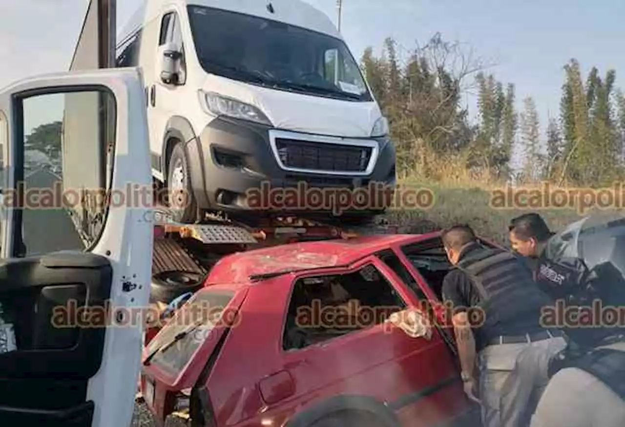 Auto se estrelló con nodriza, en la Xalapa-Veracruz; 3 heridos