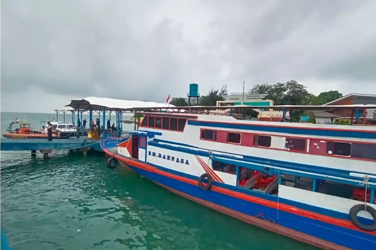 Penumpang kapal selamat dari cuaca buruk di Kepulauan Seribu