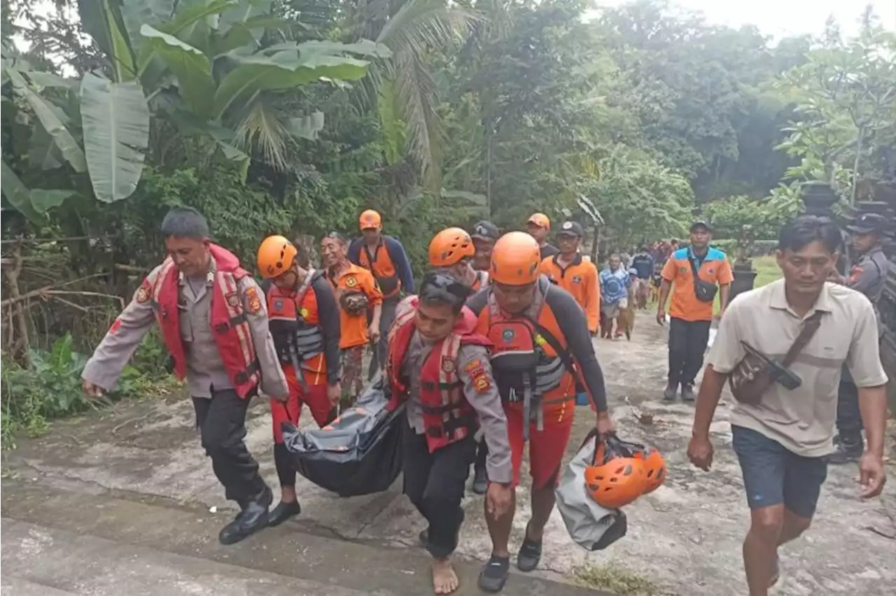 Tim SAR evakuasi jasad wisatawan tenggelam saat tahun baru di Bali