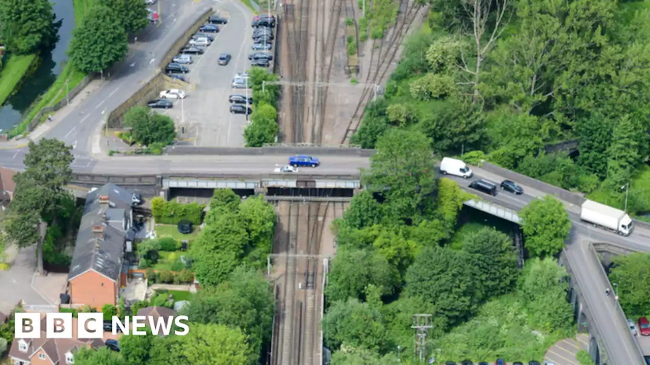 Broxbourne railway bridge works will send drivers on 17-mile detour