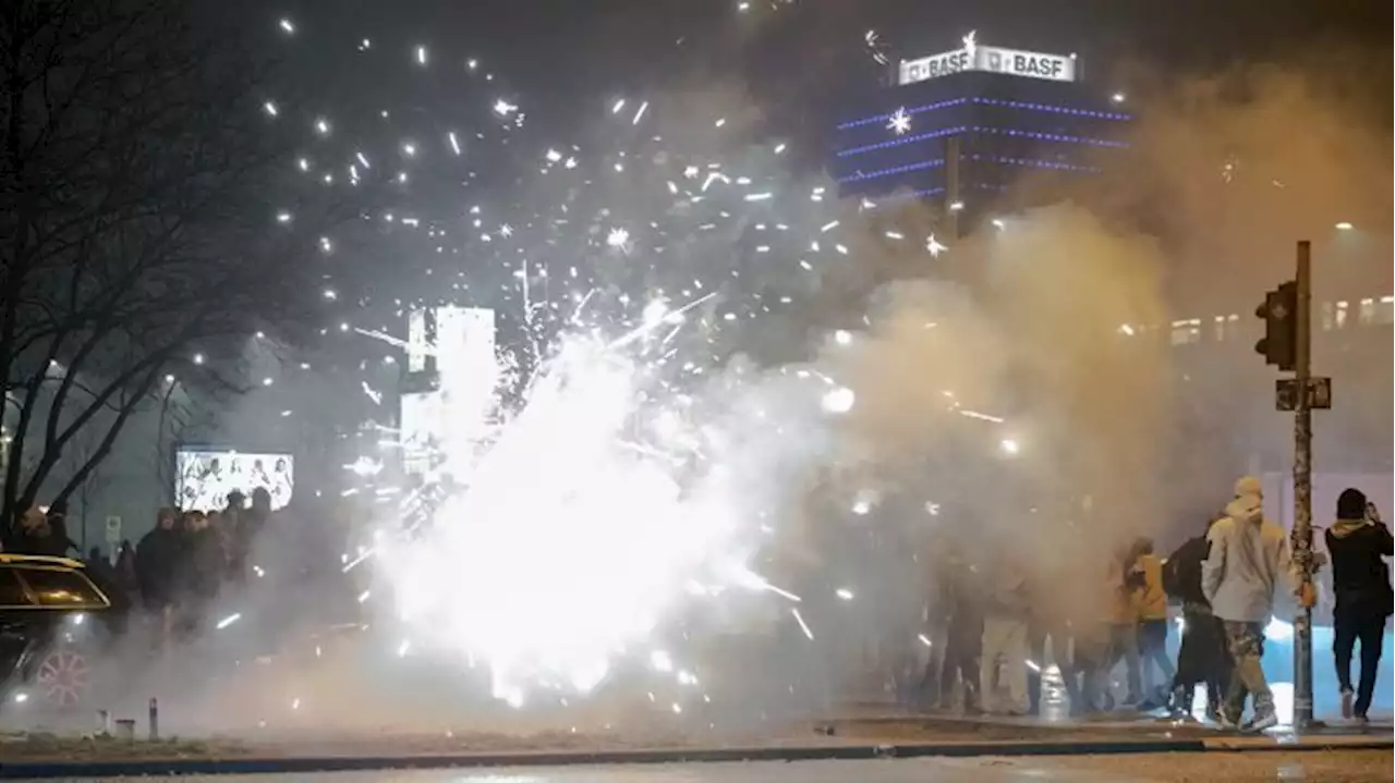 Einsatzkräfte von Polizei und Feuerwehr erneut mit Pyrotechnik attackiert