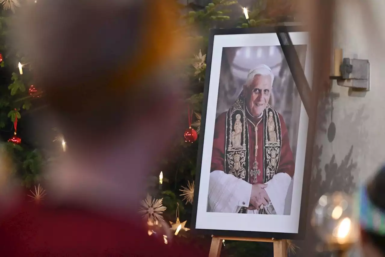 Mort de Benoît XVI : des milliers de fidèles à Saint-Pierre de Rome pour se recueillir devant sa dépouille