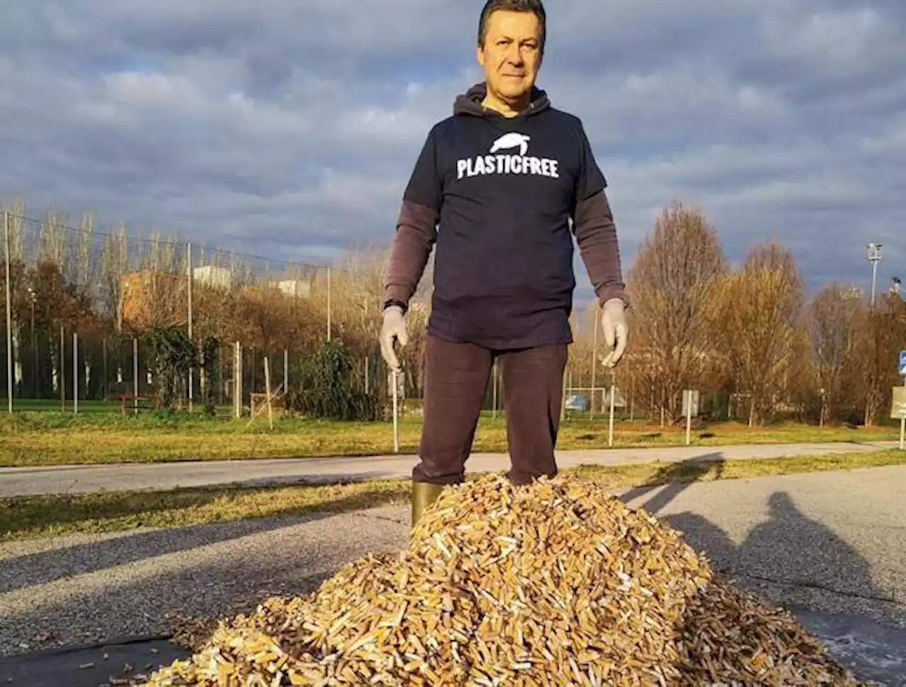 Vicenza, Roberto Longo, cacciatore di mozziconi: «In un anno ne ho raccolti 80 chili»