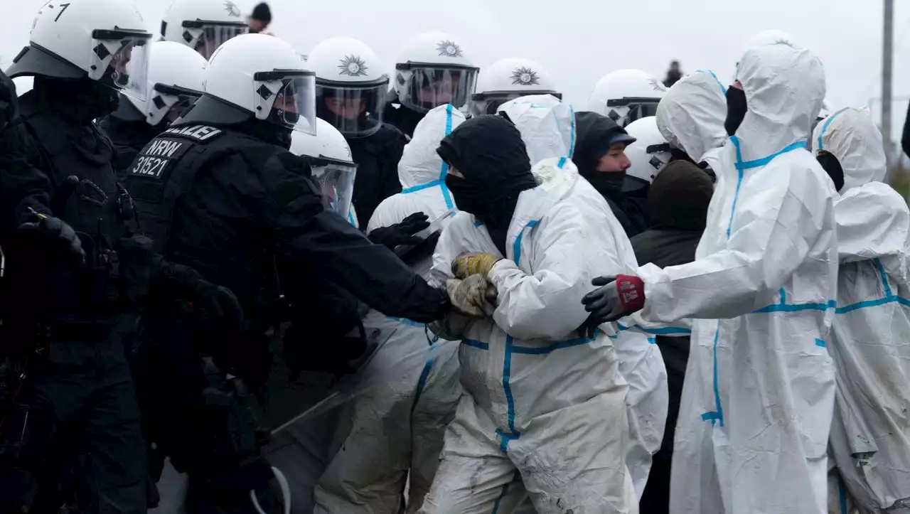 Lützerath: Handgemenge zwischen Aktivisten und Polizei vor Lützerath