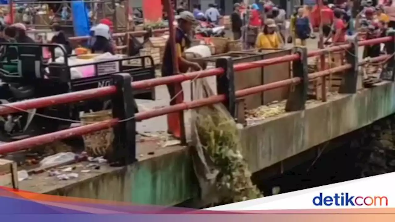 Viral Warga Buang Tumpukan Sampah di Sungai Dekat Pasar Cibinong Bogor