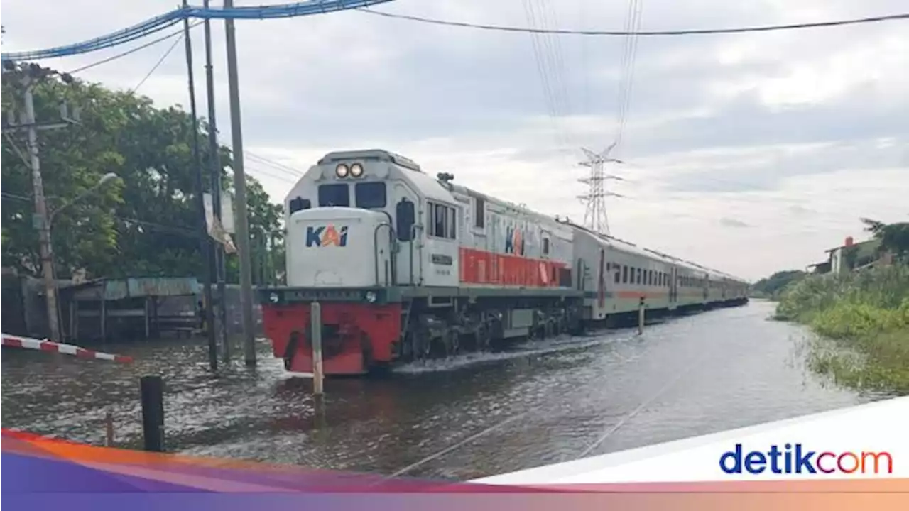 Banjir di Stasiun Semarang Surut, KA Bisa Lewat Terbatas 20 Km/Jam