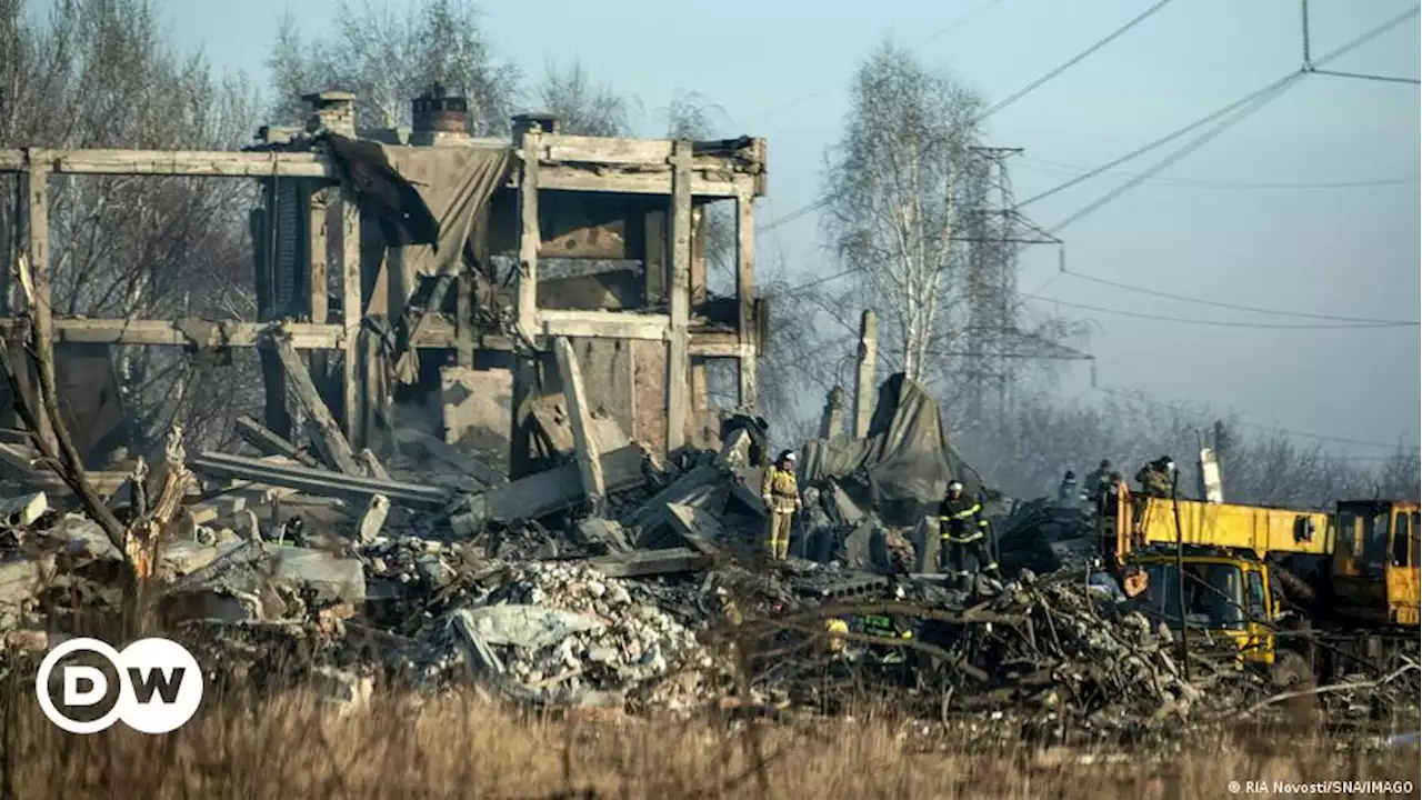 Ukraine aktuell: Kreml räumt hohe Verluste nach ukrainischem Angriff ein | DW | 02.01.2023