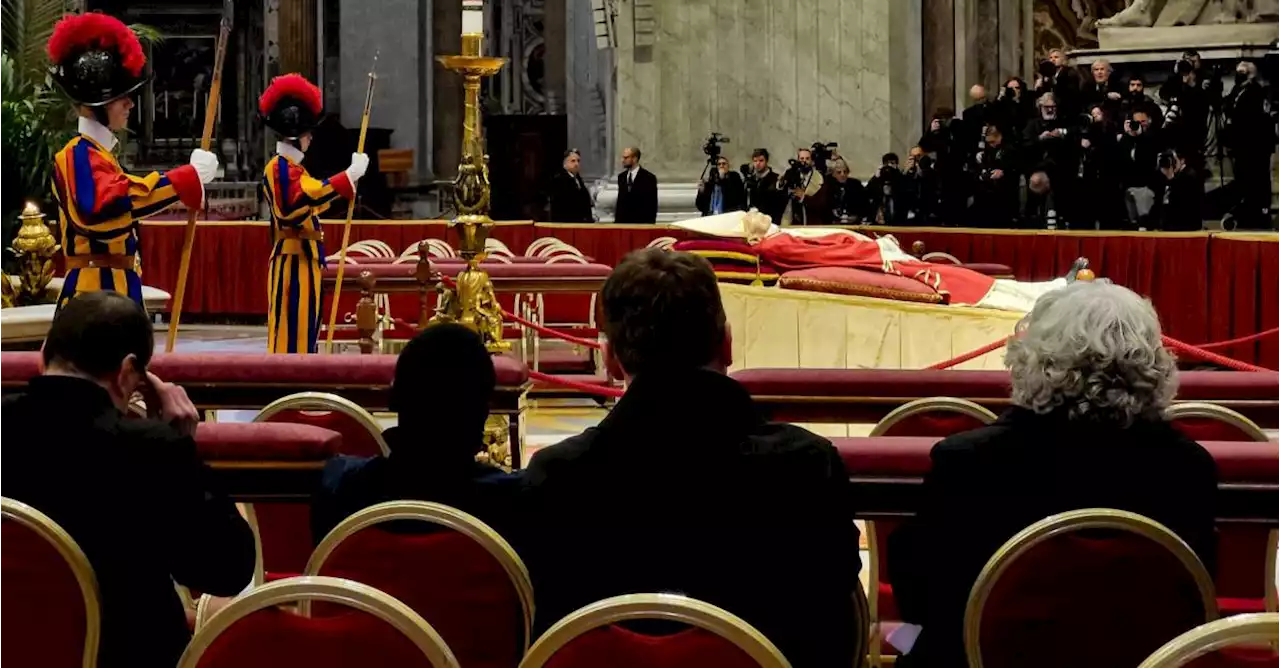 Largas filas para ver el cuerpo de Benedicto XVI en la Basílica de San Pedro