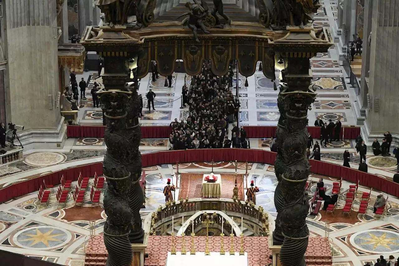 Largas filas en Plaza de San Pedro para dar el adiós a Benedicto XVI