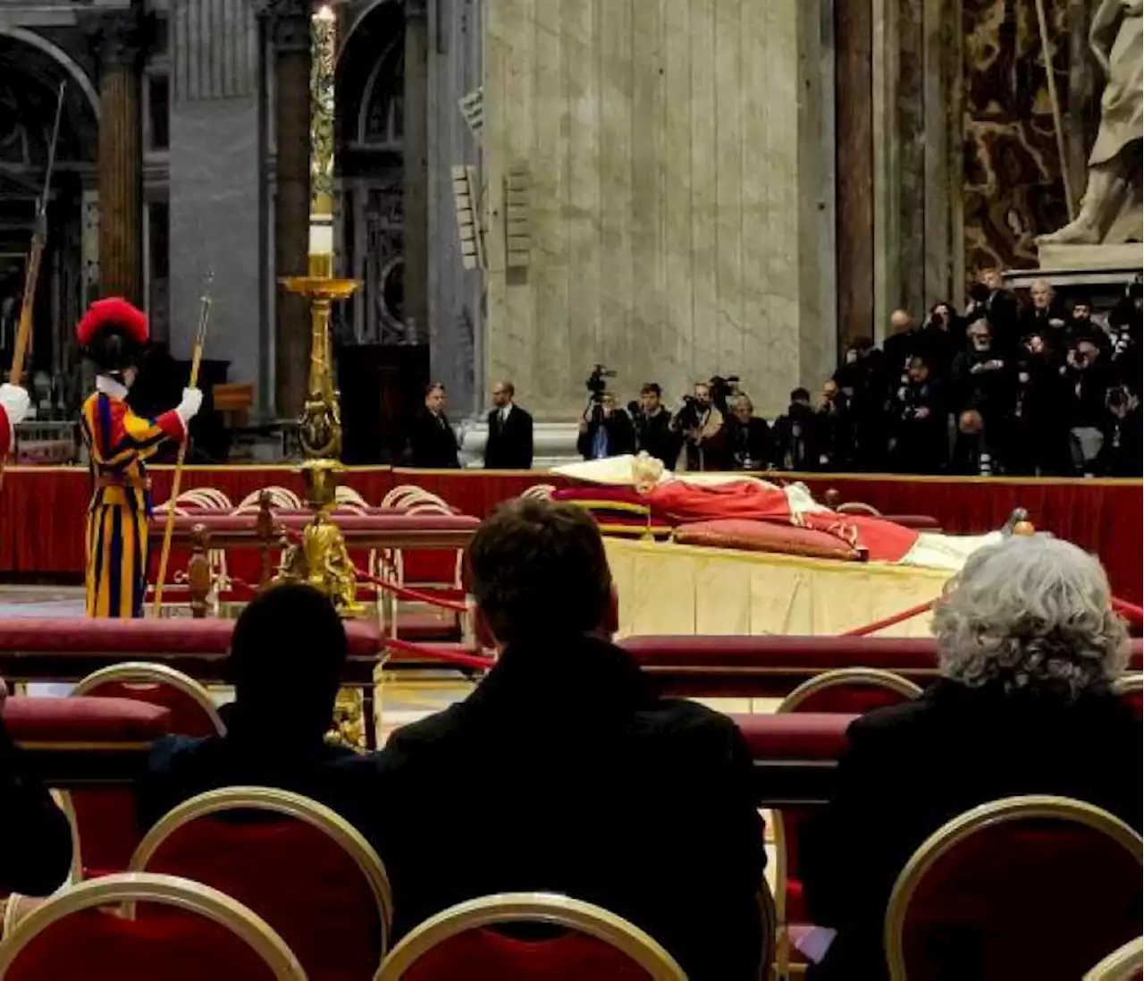 Adiós a Benedicto XVI: abre capilla ardiente en la basílica de San Pedro