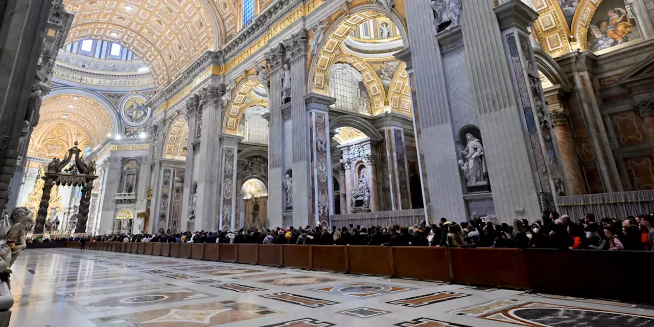 «J'ai été submergé de tristesse» : à Rome, ces fidèles rendent un dernier hommage à Benoit XVI