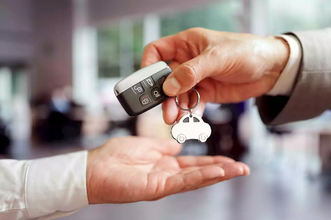 Las entregas de coches mejoran, pero ahora faltan camiones para el traslado