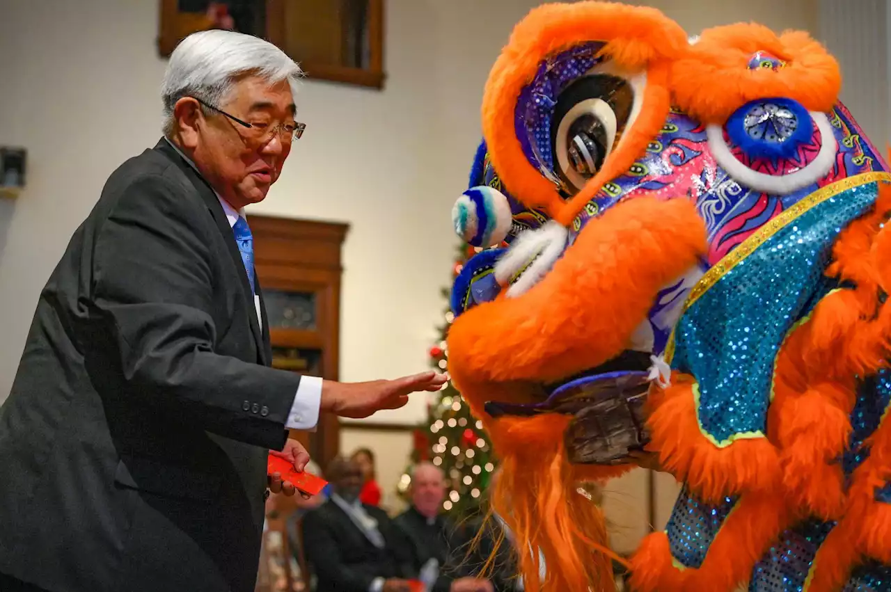 Peter Sakai sworn in as Bexar County’s first Asian American county judge