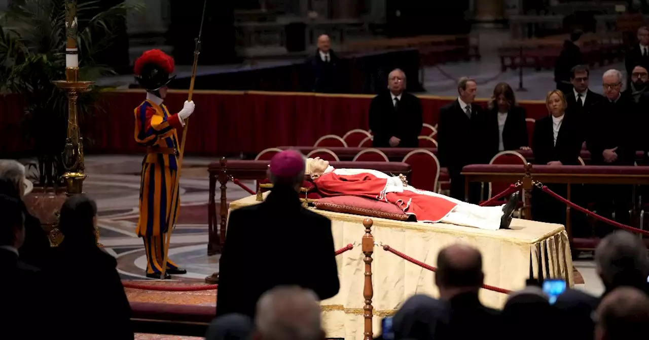 Benedetto XVI, salma esposta in Vaticano. 'La conserviamo con la tecnica della tanatoprassi'