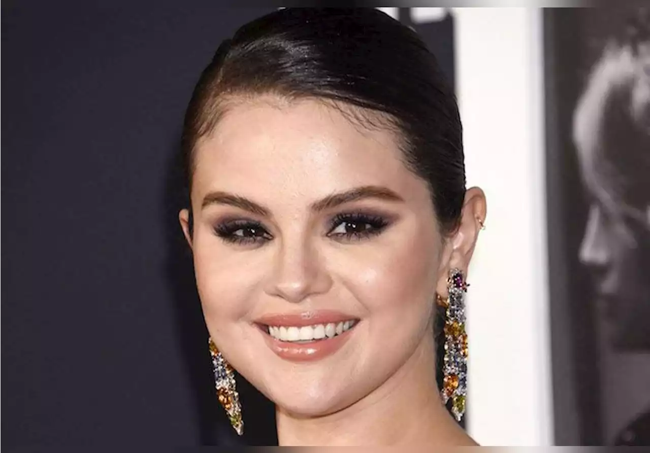 Anti-âge : cette lotion tonique à l’acide hyaluronique que Selena Gomez adore appliquer sur son visage