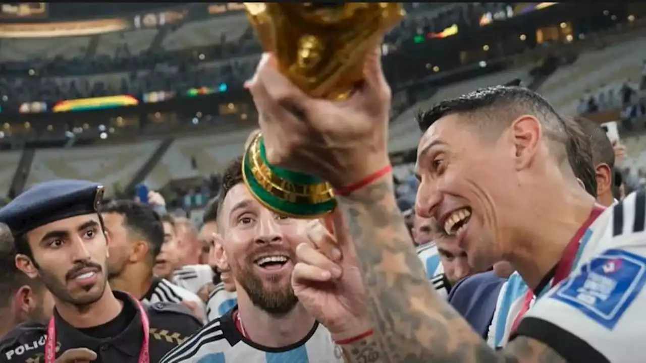 Argentina, festa Mondiale con una Coppa falsa: Messi portato in trionfo con una riproduzione