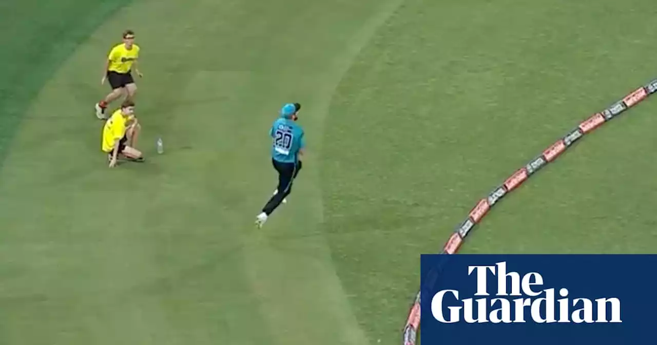 Sensational juggled catch outside the boundary secures Brisbane Heat’s BBL win over Sixers