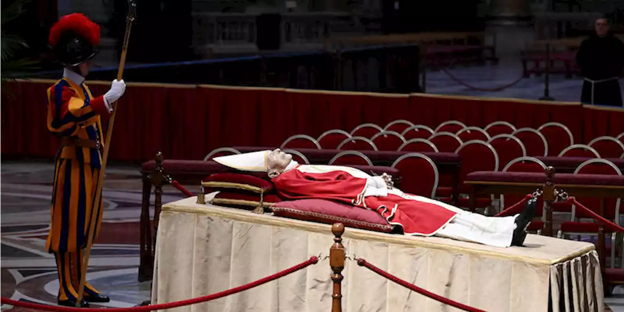 I funerali di Benedetto XVI saranno diversi da quelli degli altri papi - Il Post