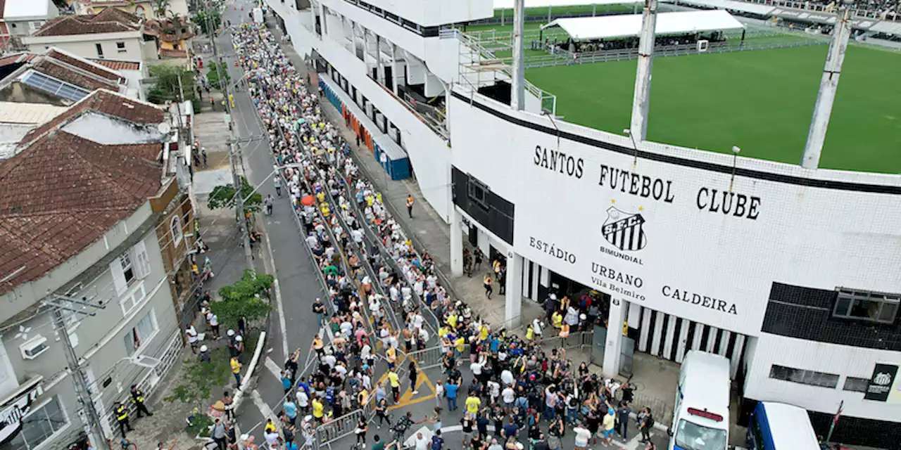 Nello stadio del Santos, in Brasile, è iniziata la veglia funebre di Pelé - Il Post