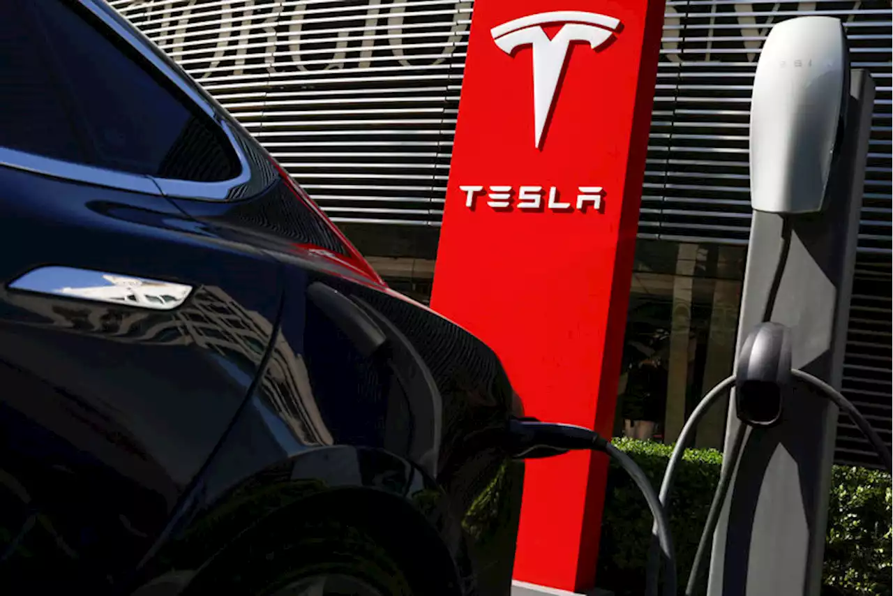 Tesla Q4 delivers 405,278 vehicles, misses expectations by 15,000 By Investing.com