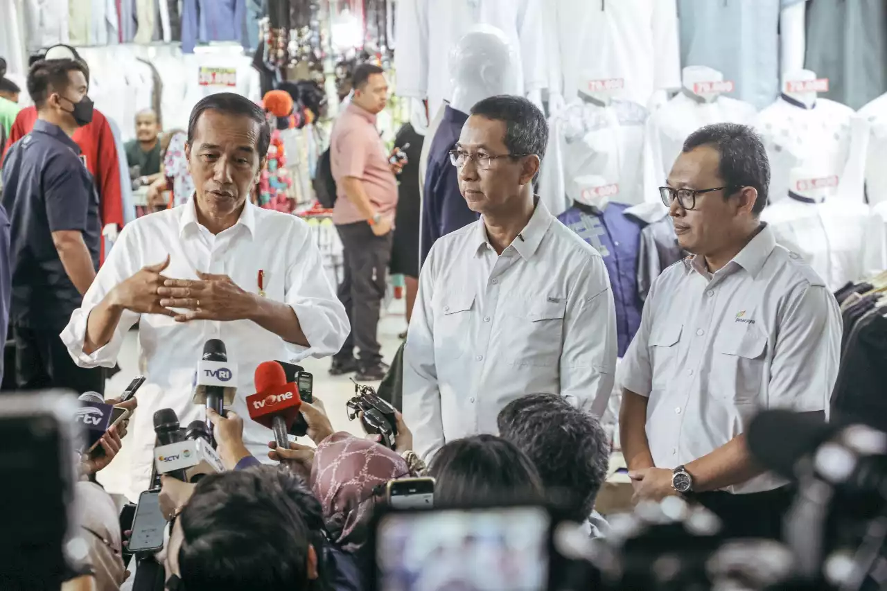 Setelah PPKM Dicabut, Jokowi Bareng Heru Blusukan ke Pasar Tanah Abang - JawaPos.com