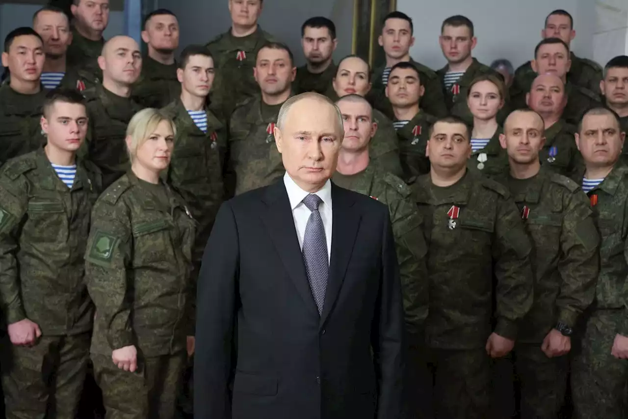 プーチン氏「軍」背景に新年演説 ゼレンスキー氏「勝利」訴え―ウクライナ侵攻越年：時事ドットコム