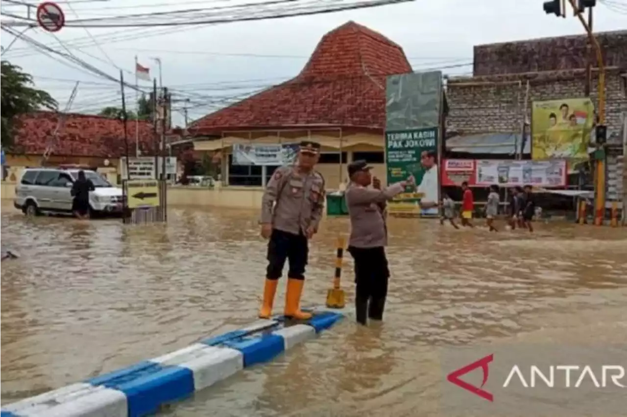 Antisipasi Arus Pendek, Aliran Listrik Dimatikan di Area Terendam Banjir Sampang