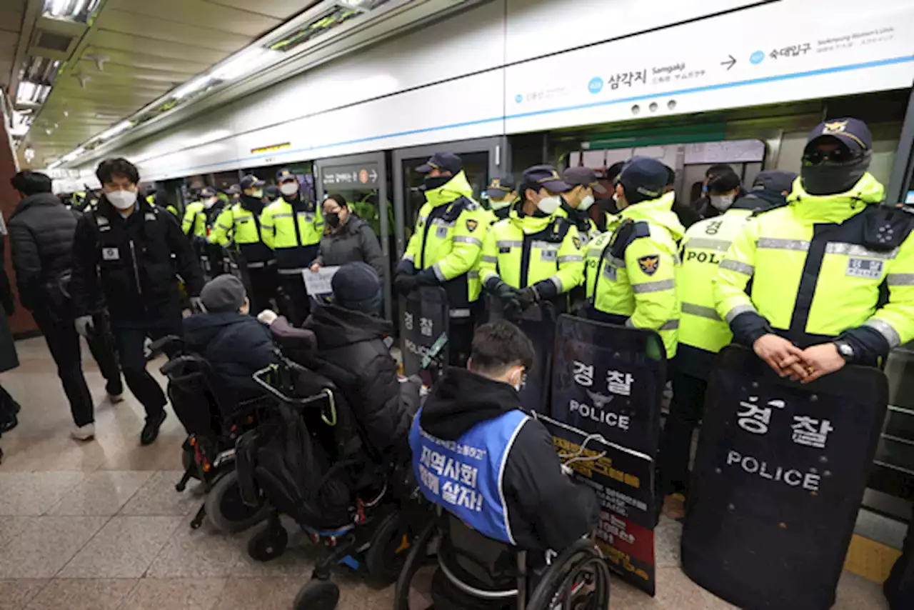 '전장연 대치' 서울교통공사, 4호선 지하철 1대 무정차 통과