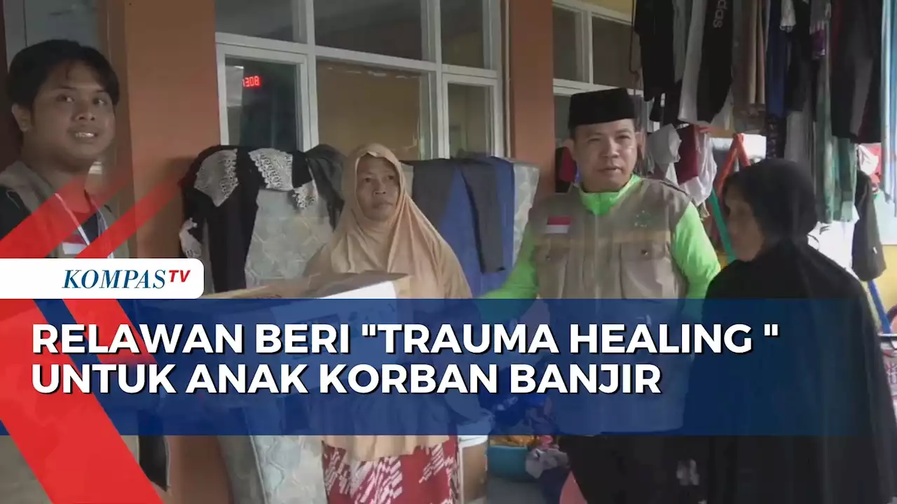 Relawan Beri 'Trauma Healing ' Untuk Anak Korban Banjir