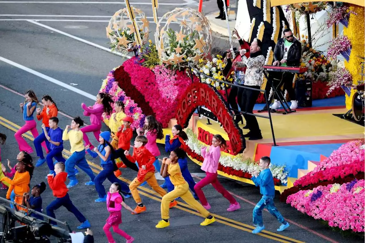 Lainey Wilson, Tanya Tucker and other Rose Parade 2023 performers stopped traffic in Pasadena