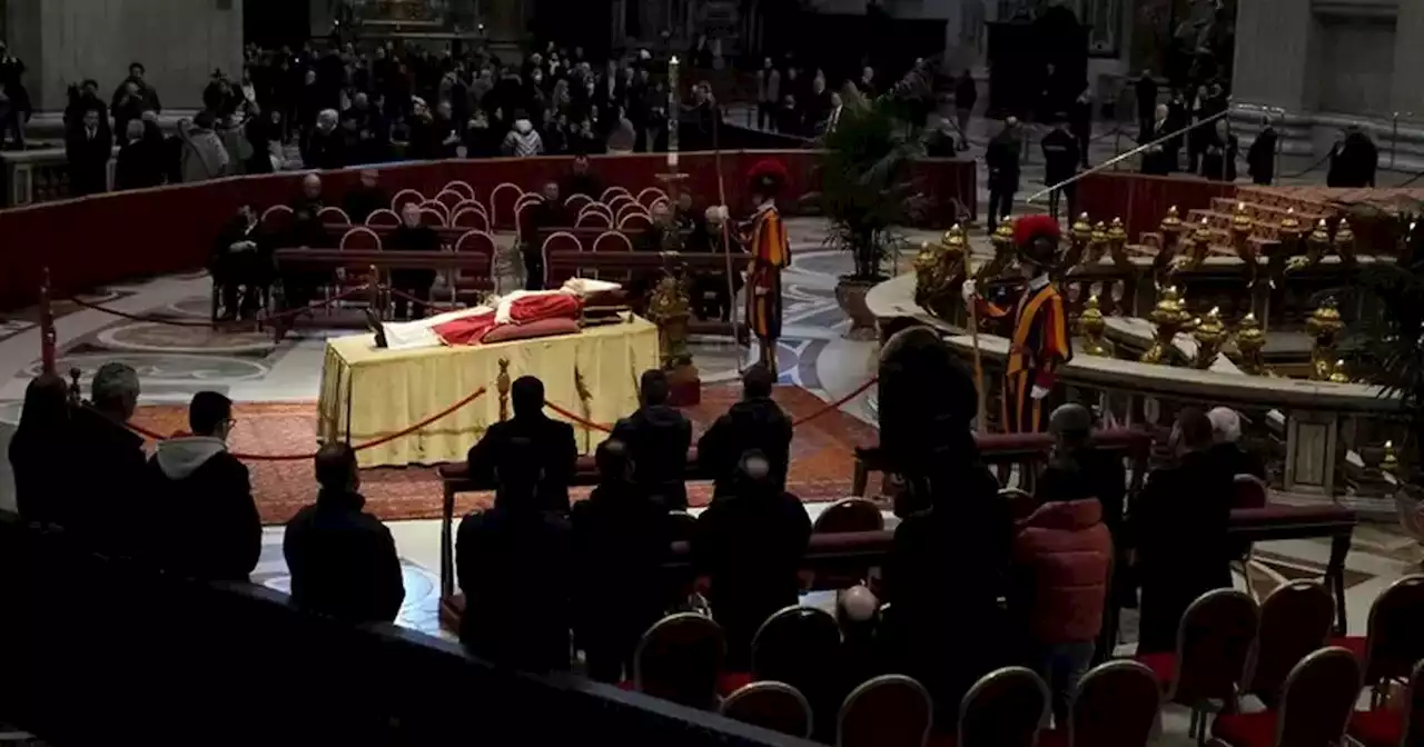 Una multitud despide a Benedicto XVI en la Basílica de San Pedro | Mundo | La Voz del Interior