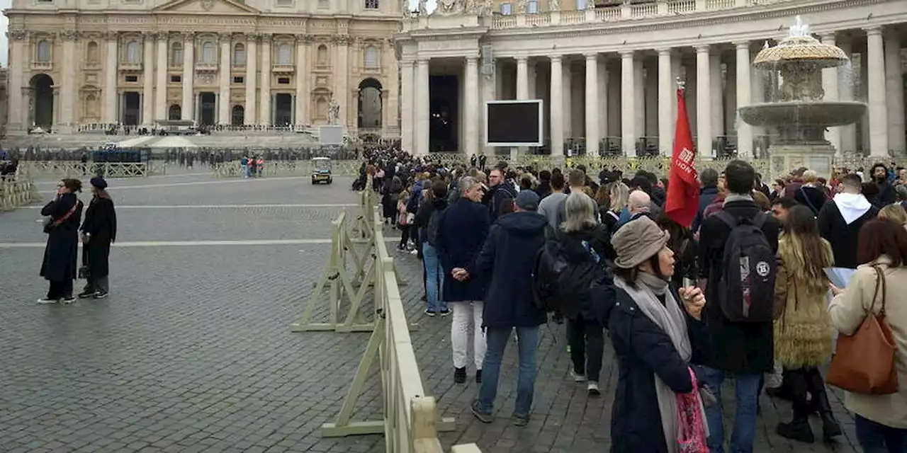 Les fidèles se pressent à la basilique Saint-Pierre pour saluer Benoît XVI