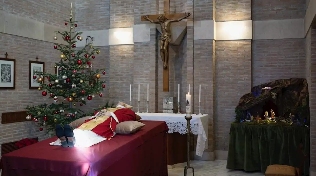 Papa Ratzinger, l'abbraccio dei fedeli: la salma a San Pietro