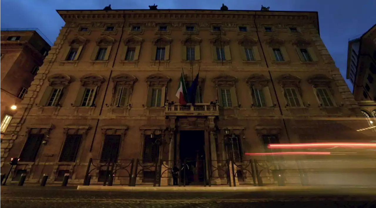 Roma, ambientalisti imbrattano la facciata del Senato: fermati