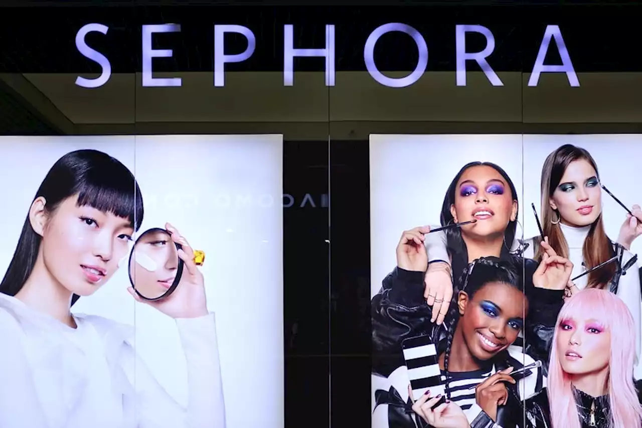 Sephora instala un tobogán y sorprende en punto de venta