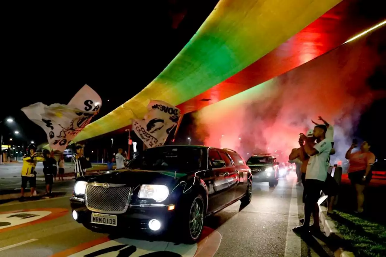 24-hour wake and coffin procession: Brazilians bid final farewell to soccer legend Pelé