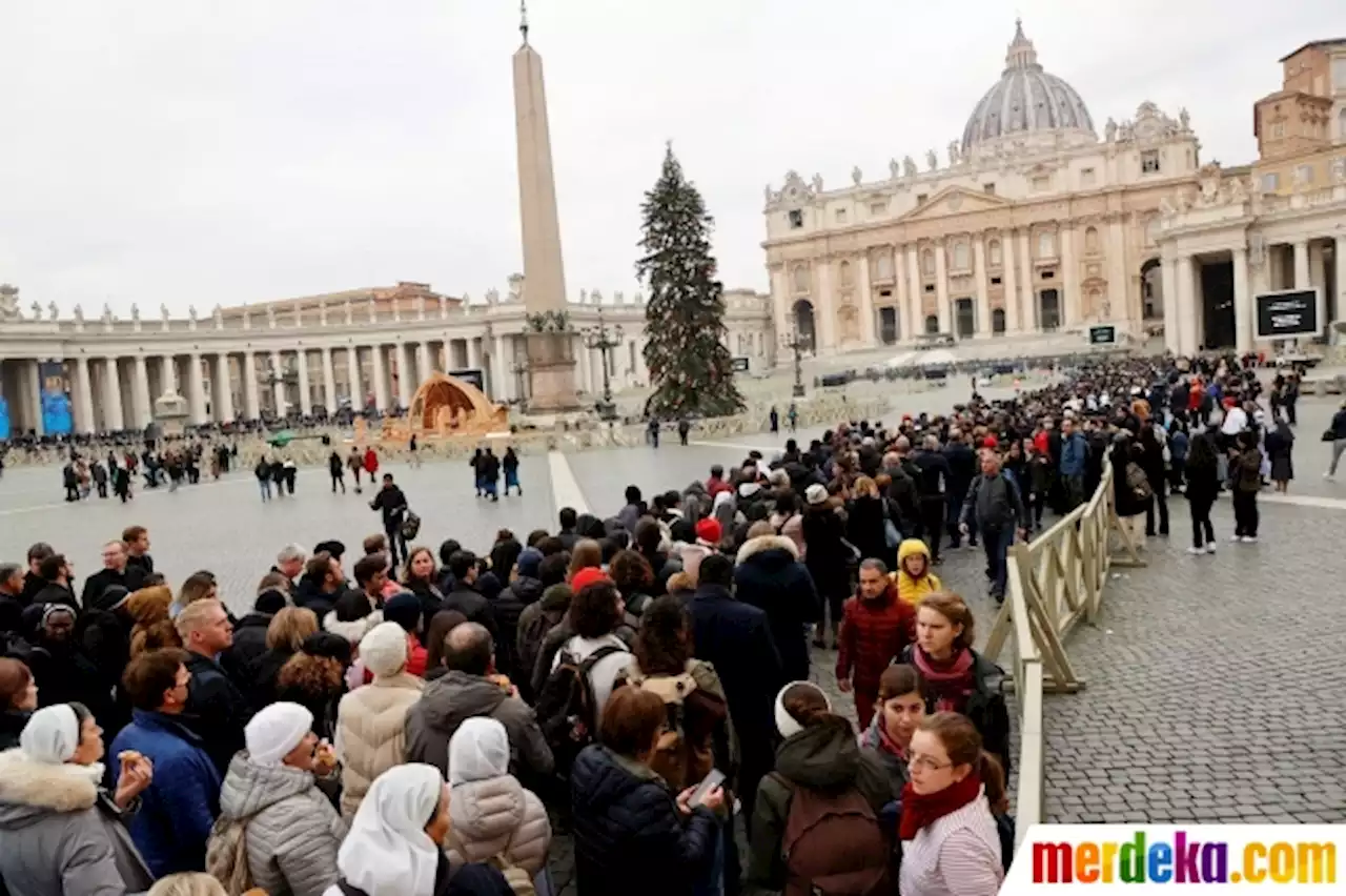 Foto : Antrean Warga Beri Penghormatan Terakhir Kepada Paus Benediktus XVI | merdeka.com