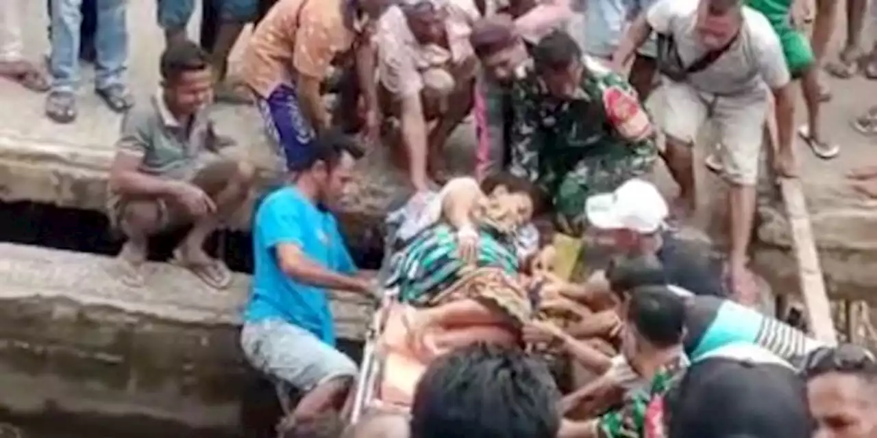 Viral Ibu Hamil Tua Ditandu Beramai-ramai untuk Lewati Jembatan Putus di Kupang | merdeka.com