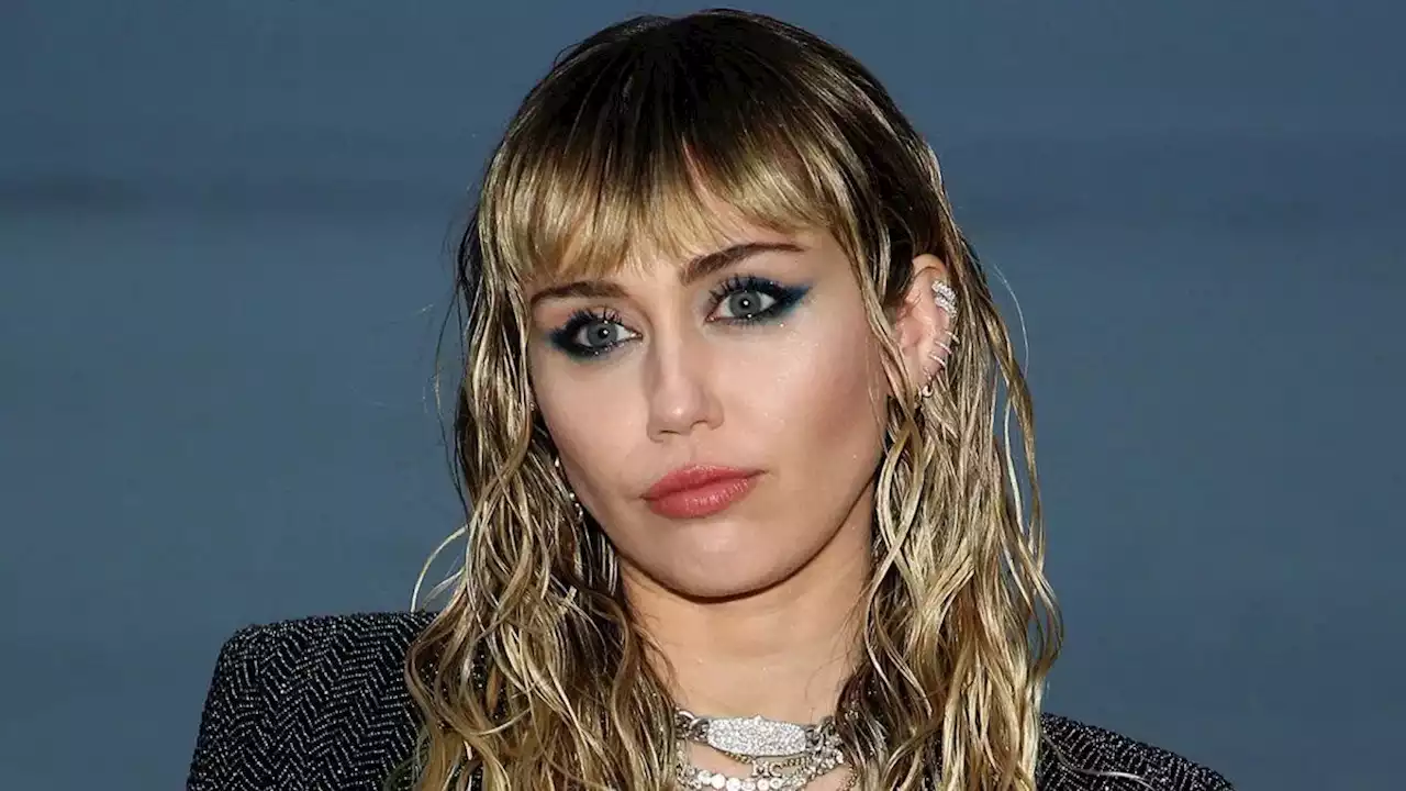 La increíble foto viral de Miley Cyrus imitando el gesto del Dibu Martínez