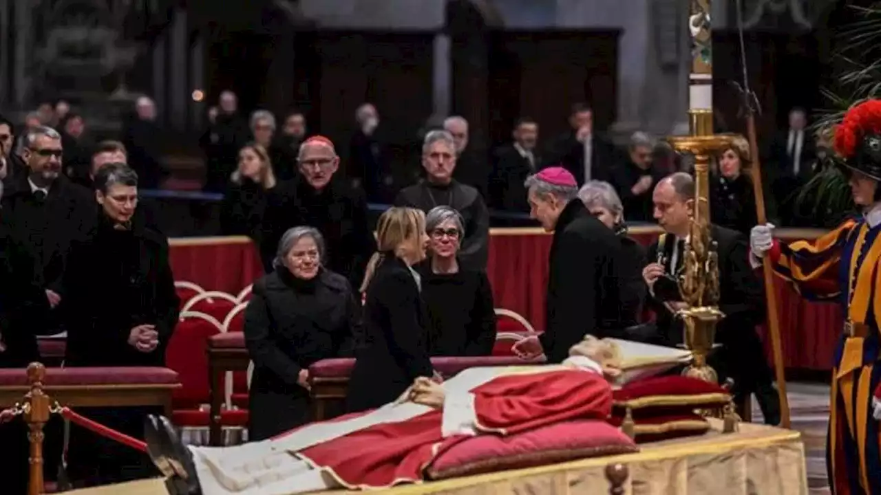 Una multitud despide a Benedicto XVI en la Basílica de San Pedro