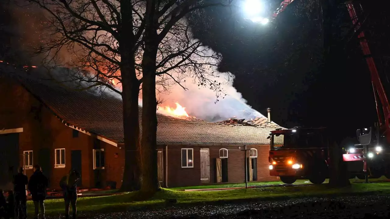 Schuur staat in brand bij woonhuis in Zundert, vlammen slaan uit het dak