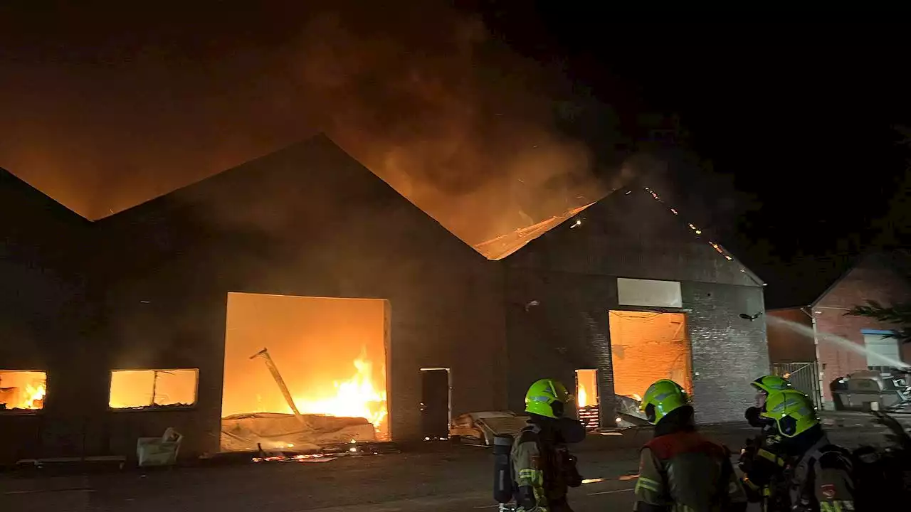 Sporenonderzoek asbestbrand niet mogelijk, loodsen dreigen in te storten