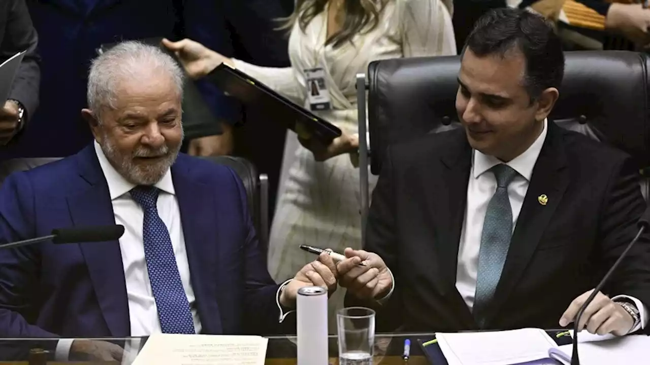 Lula firmó con un bolígrafo especial y rompió el protocolo en su asunción | Nuevo presidente en Brasil