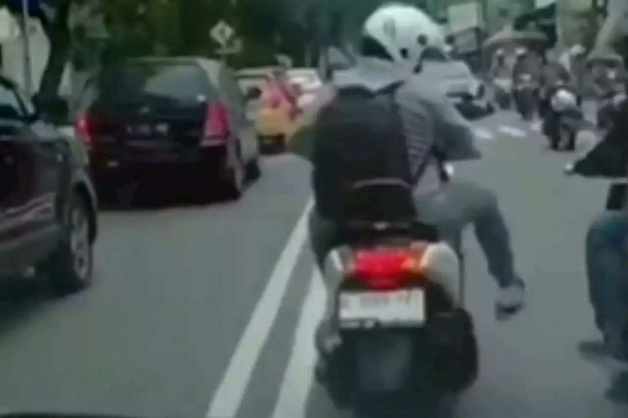 Viral Pengendara NMax Nekat Tendang Motor Pengawal Ambulans, Netizen: Pemotor Angkuh! - Pikiran-Rakyat.com